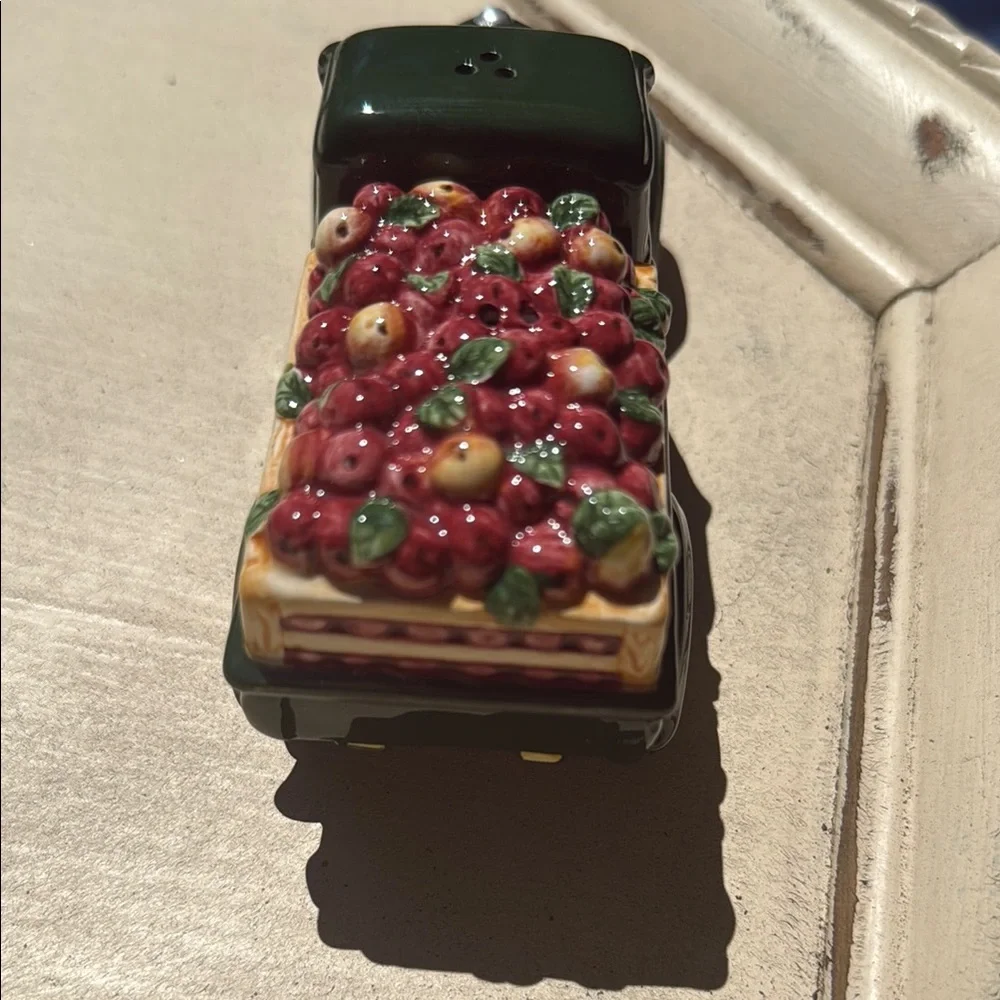 Ceramic vintage Apple Truck Salt & gift‎ Pepper Shaker Set in original box